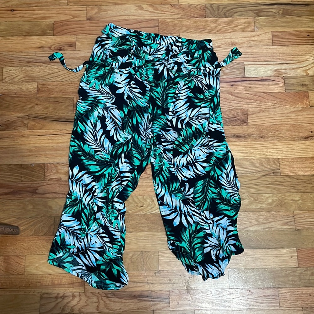 New Look Green and Black and White Leaf Pattern XL Wrap Pants